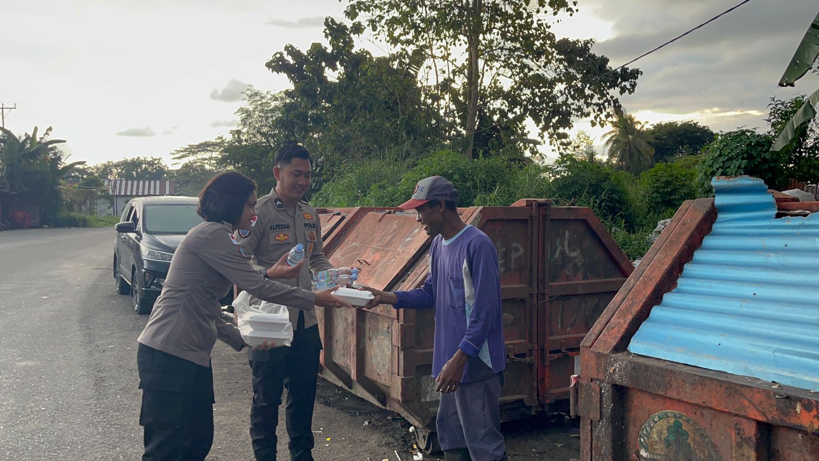 Satgas Ops Damai Cartenz Tanamkan Nilai Kepedulian Lewat Aksi Berbagi di Jalanan Timika