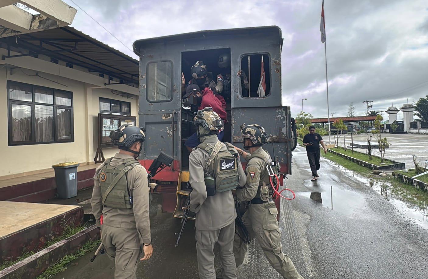 Satgas Ops Damai Cartenz Tangkap Pentolan KKB, Sejumlah Amunisi dan Senjata Tajam Diamankan