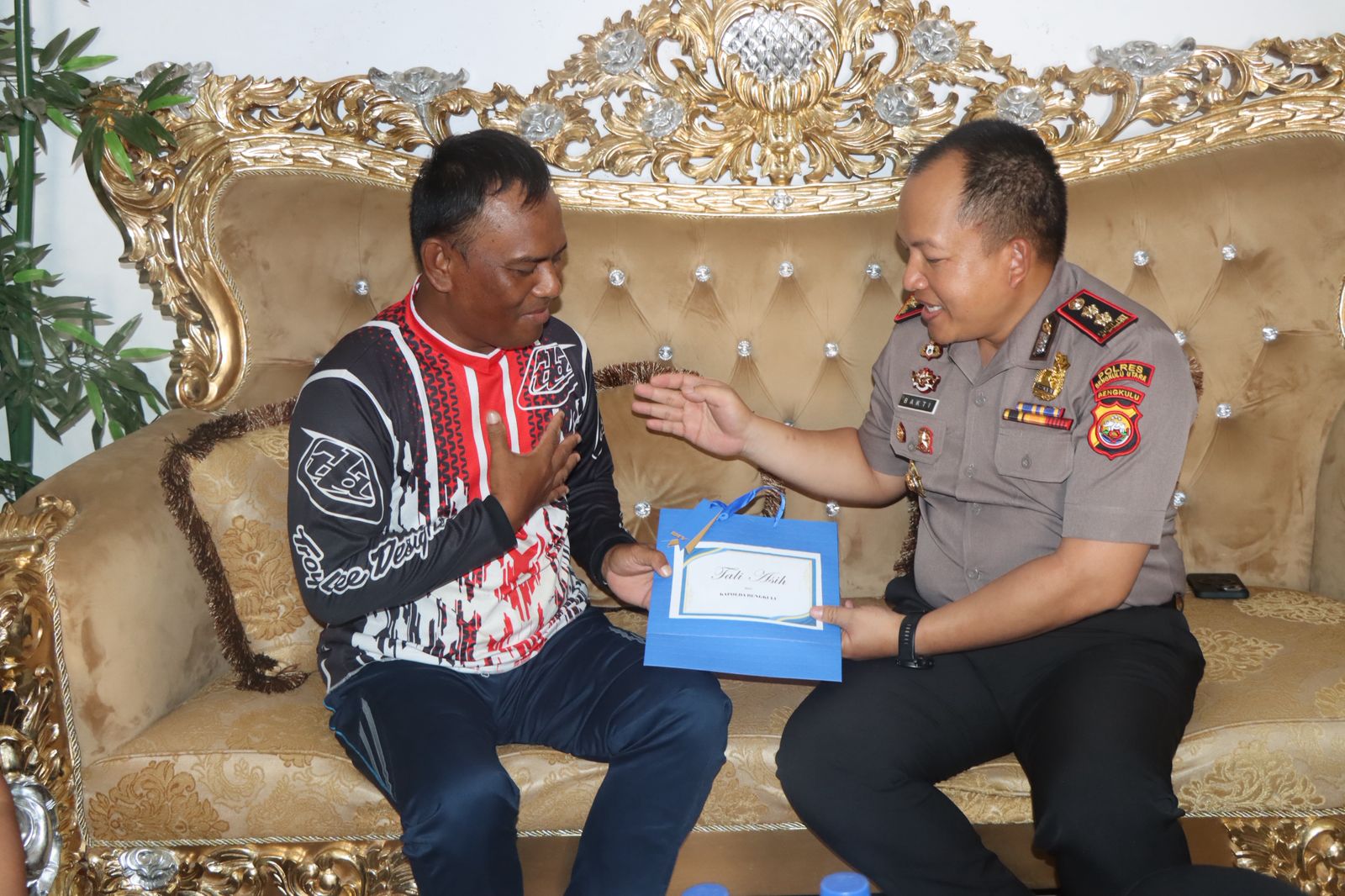 Bukti Kepedulian Pimpinan, Kapolres BU Berikan Semangat dan Motivasi kepada Personel yang Sakit