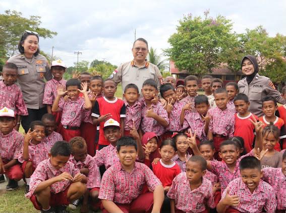 Satgas Ops Damai Cartenz Salurkan Bantuan Seragam Sekolah dan Berikan Edukasi Bahaya Narkoba dan Bijak Bermedia Sosial kepada Pelajar di Sarmi