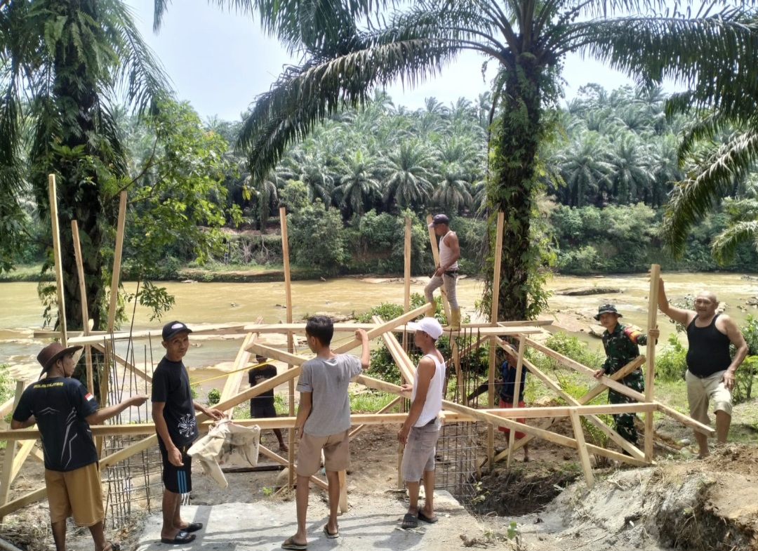 Kodim 0423/Bengkulu Utara dan Masyarakat Gotong Royong Bangun Jembatan Perintis Garuda Penghubung Desa Lubuk Gading