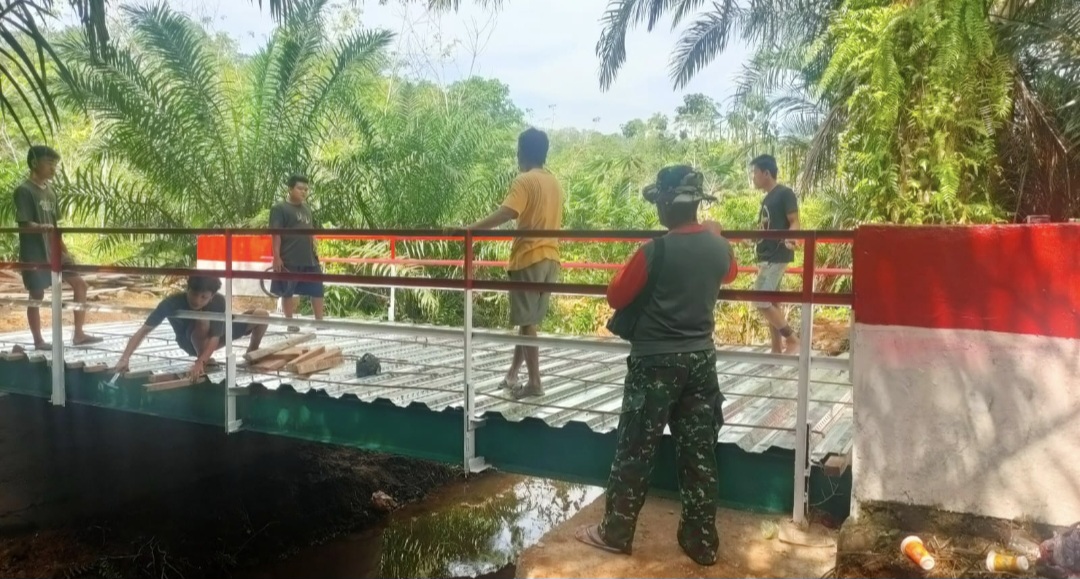 Babinsa Koramil 423-02/Arma Kodim 0423/BU Terus Aktif Dampingi Masyarakat Dalam proyek Pembuatan Jembatan