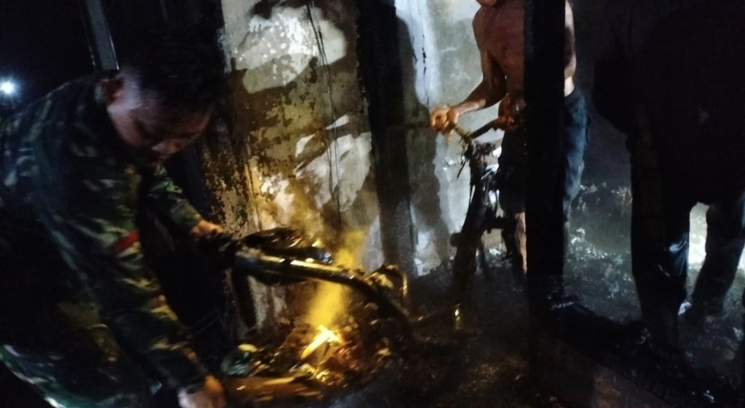 Babinsa Bantu Evakuasi Warga Saat Kebakaran Dini Hari di Desa Senali, Dua Orang Meninggal Dunia