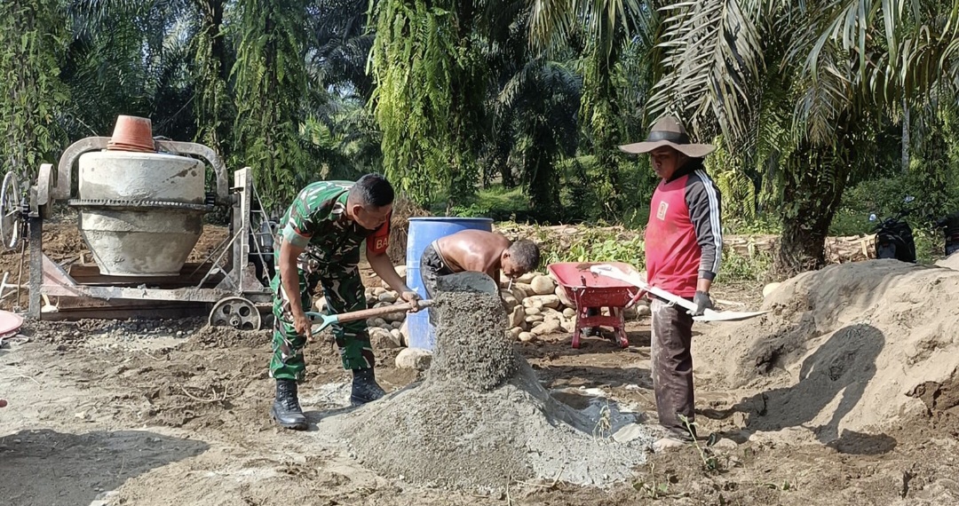 Sambungkan Tiga Desa, Babinsa Koptu Tomi Asperisnto Bersama Warga Sengkuang Kawal Pembangunan Jembatan Aramco Program Presiden