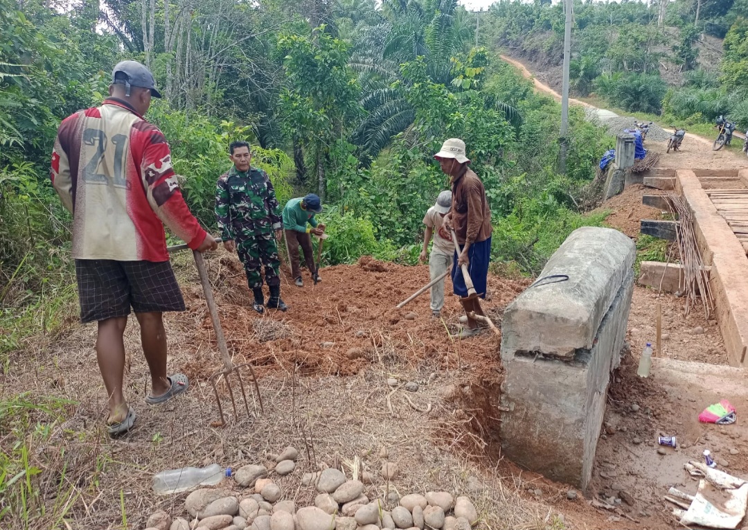 Pastikan Akses Warga Aman, Danramil 423-03 /Lais Tinjau Langsung Pembangunan Jembatan Antar Desa