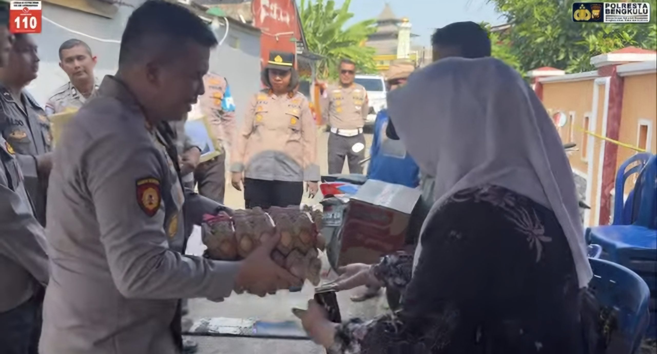 Hadir Beri Kekuatan, Kapolresta Bengkulu Salurkan Bantuan Sosial untuk Warga Korban Kebakaran