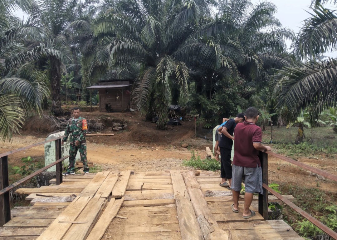 Babinsa Koramil 423-03/Lais Lakukan Gotong Royong Persiapan Pembangunan Jembatan Perintis Garuda Penghubung Desa Suka Mulya–Marga Jaya