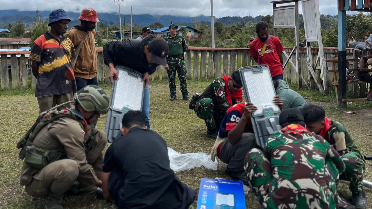 Lampu Solar Panel Terangi Arinkop, Warga Sambut Hangat Kehadiran Satgas Damai Cartensz Dan Satgas TNI