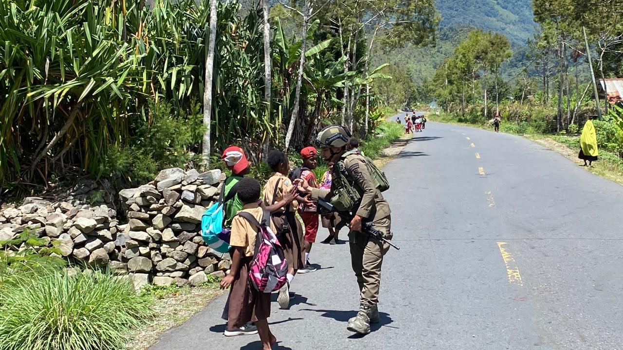 Warga Disapa, Anak-Anak Diajak Ceria: Patroli Humanis Satgas Damai Cartenz di Muara
